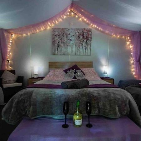 Cosy Woodland Romantic Retreat With Log Fires And Nature Sturry エクステリア 写真