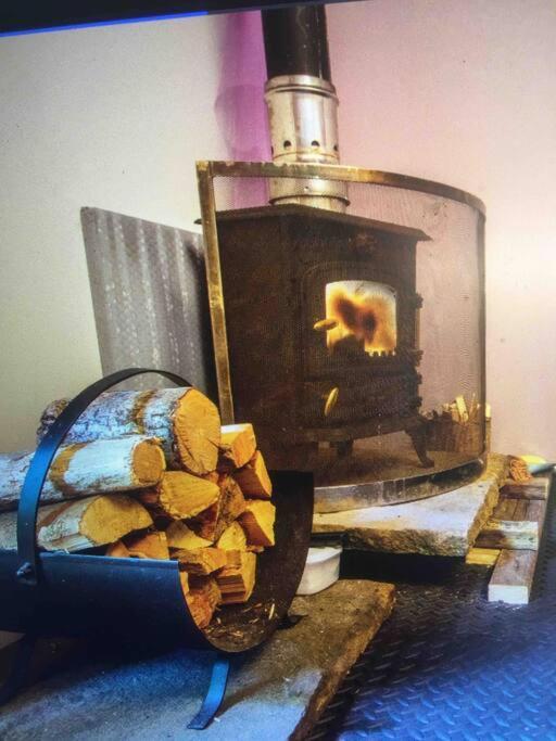 Cosy Woodland Romantic Retreat With Log Fires And Nature Sturry エクステリア 写真