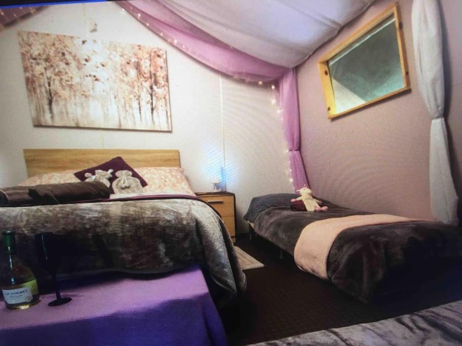 Cosy Woodland Romantic Retreat With Log Fires And Nature Sturry エクステリア 写真