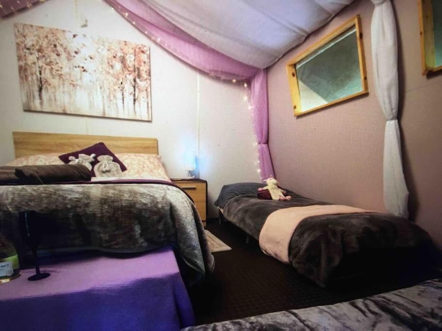 Cosy Woodland Romantic Retreat With Log Fires And Nature Sturry エクステリア 写真