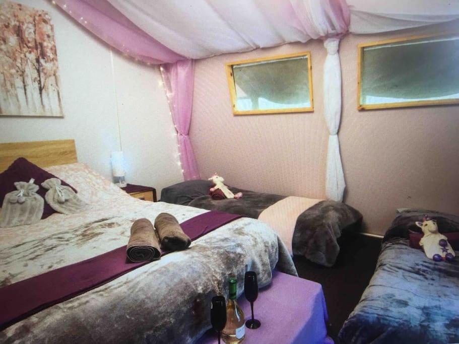 Cosy Woodland Romantic Retreat With Log Fires And Nature Sturry エクステリア 写真