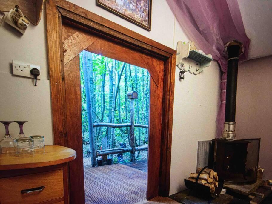 Cosy Woodland Romantic Retreat With Log Fires And Nature Sturry エクステリア 写真