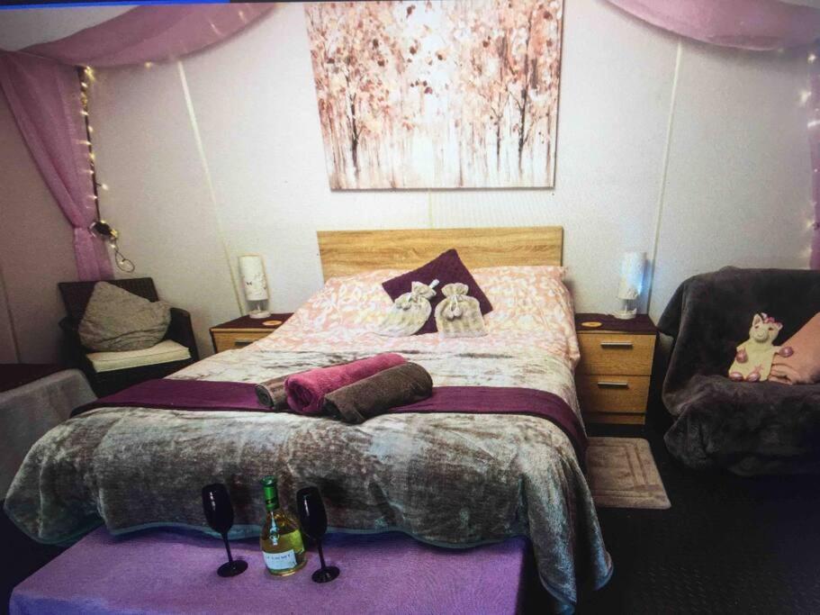 Cosy Woodland Romantic Retreat With Log Fires And Nature Sturry エクステリア 写真